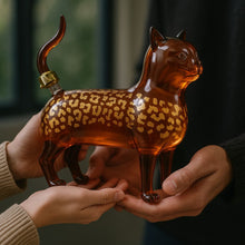 Carica l'immagine nel visualizzatore di Gallery, Bottiglia fatta a mano in vetro a forma di gatto: i gattofili la adorano