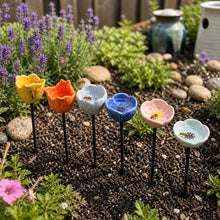 Carica l'immagine nel visualizzatore di Gallery, Fiori d'api fatti a mano – abbeveratoi in ceramica resistenti alle intemperie, set da 6
