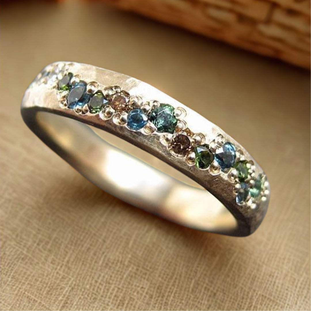 Anello vintage dai colori incantevoli