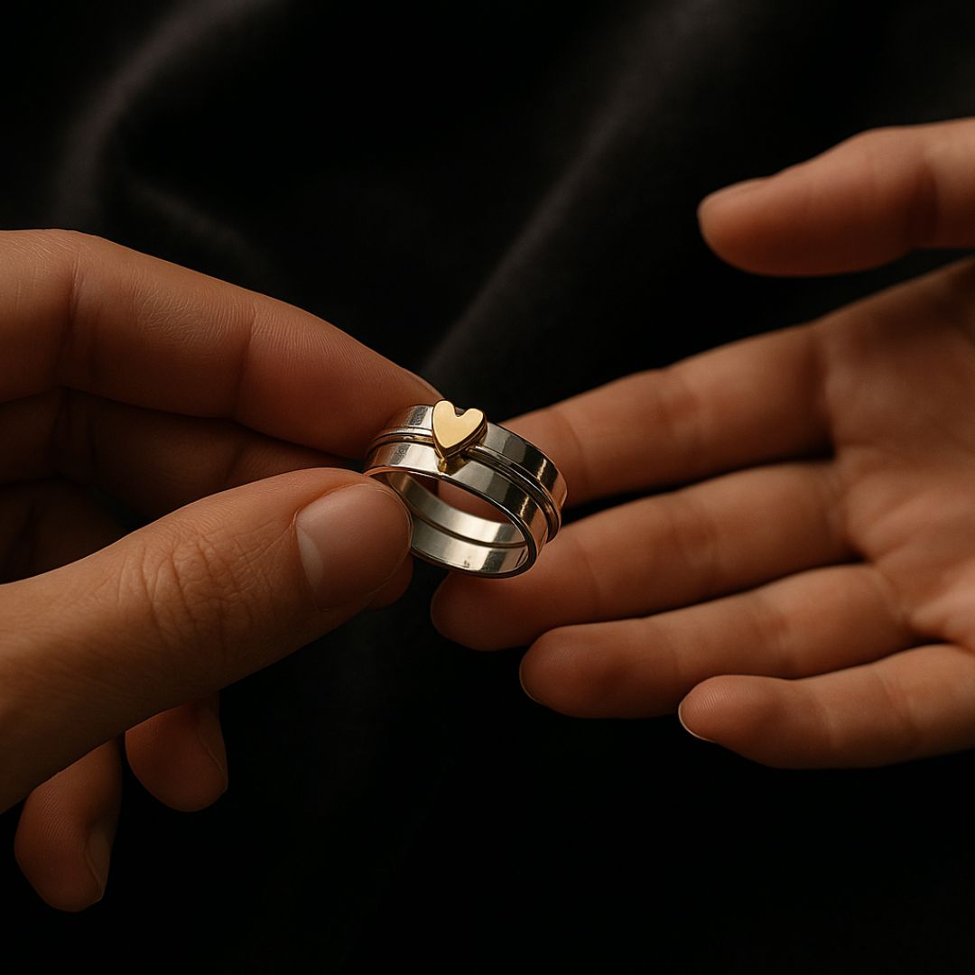 Anello vintage – l'oro del cuore incontra lo splendore dell'argento