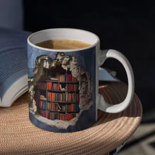Carica l'immagine nel visualizzatore di Gallery, Tazza a mondo letterario 3D fatta a mano
