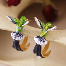 Carica l'immagine nel visualizzatore di Gallery, Orecchini Incanto del Colibrì – Gioco di colori dei Tropici
