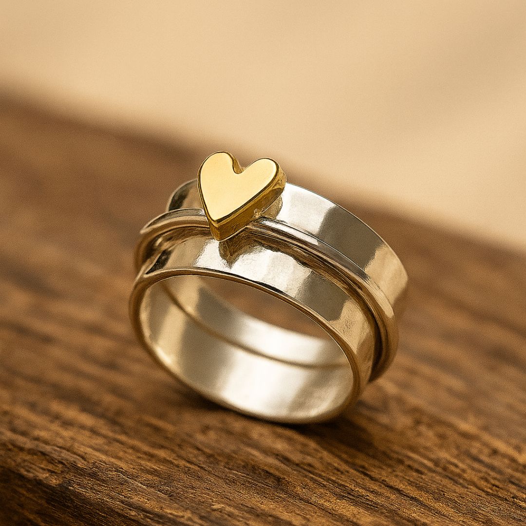 Anello vintage – l'oro del cuore incontra lo splendore dell'argento