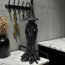 Carica l'immagine nel visualizzatore di Gallery, Statua di Strega d'Ombra - La Guardiana Silenziosa
