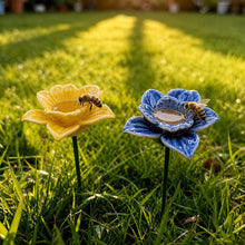 Carica l'immagine nel visualizzatore di Gallery, Abbeveratoi per api fatti a mano a forma di fiore – Ceramica resistente alle intemperie, set (2)

