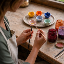 Carica l'immagine nel visualizzatore di Gallery, Fiori d'api fatti a mano – abbeveratoi in ceramica resistenti alle intemperie, set da 6
