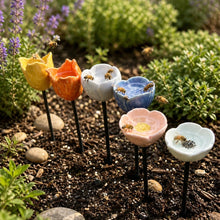 Carica l'immagine nel visualizzatore di Gallery, Fiori d'api fatti a mano – abbeveratoi in ceramica resistenti alle intemperie, set da 6
