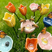 Carica l'immagine nel visualizzatore di Gallery, Fiori d'api fatti a mano – abbeveratoi in ceramica resistenti alle intemperie, set da 6
