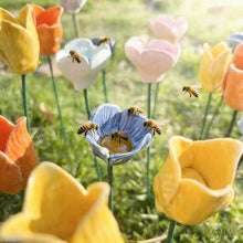Carica l'immagine nel visualizzatore di Gallery, Fiori d'api fatti a mano – abbeveratoi in ceramica resistenti alle intemperie, set da 6
