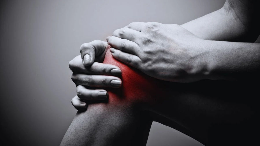 Arzt untersucht ein Knie