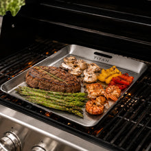 Carica l'immagine nel visualizzatore di Gallery, TitanPure Pro — Set per vassoio da griglia Camping &amp; BBQ | Senza PFAS | Con pinza
