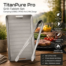 Carica l'immagine nel visualizzatore di Gallery, TitanPure Pro — Set per vassoio da griglia Camping &amp; BBQ | Senza PFAS | Con pinza
